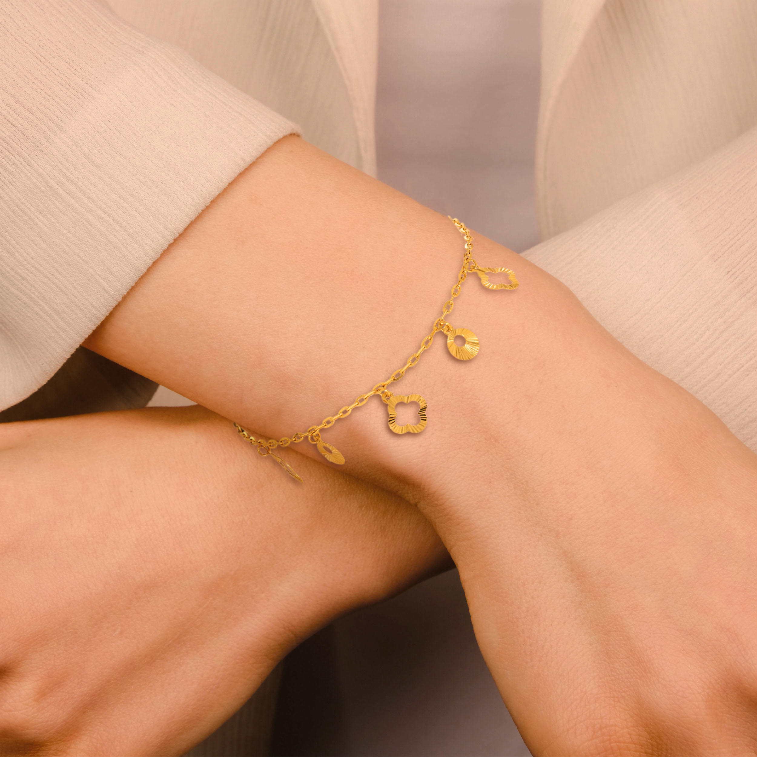 Chic Quatrefoil Gold Bracelet - Senco Gold and Diamonds