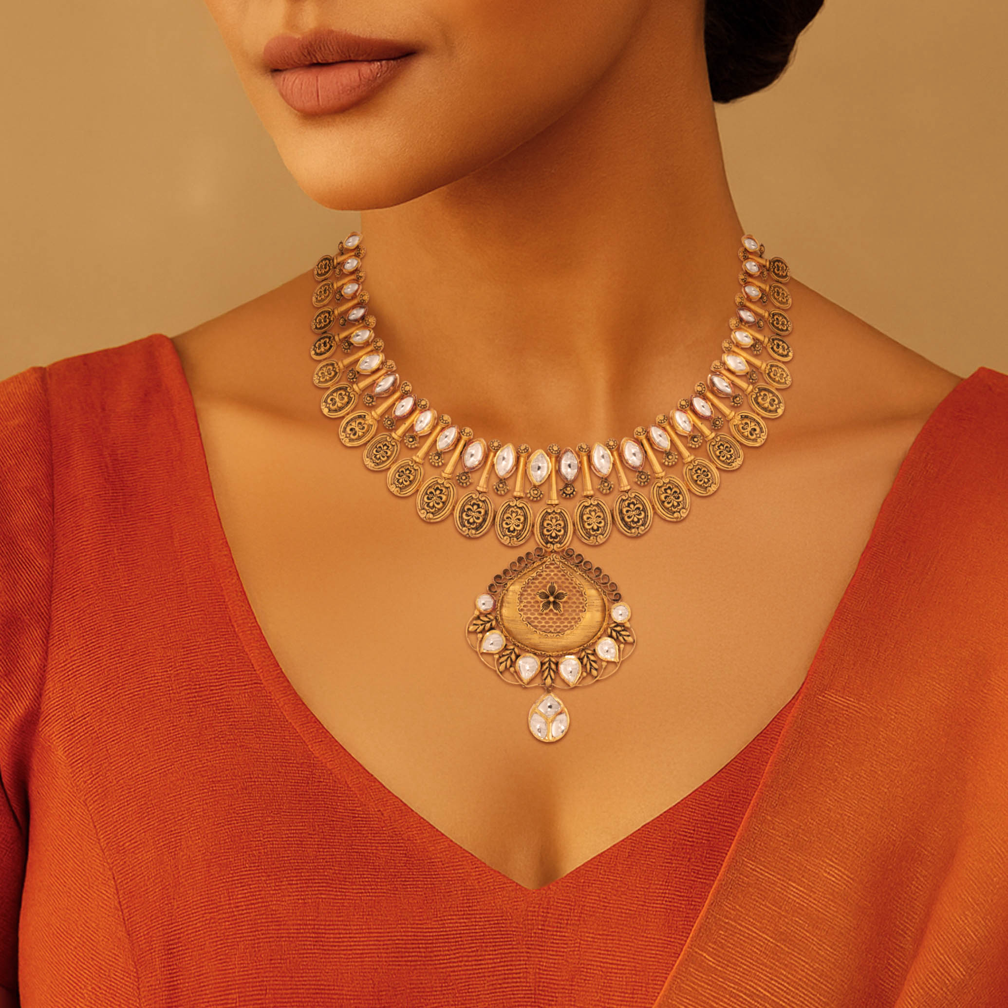 Regal Carvings Gold Kundan Necklace - Senco Gold and Diamonds