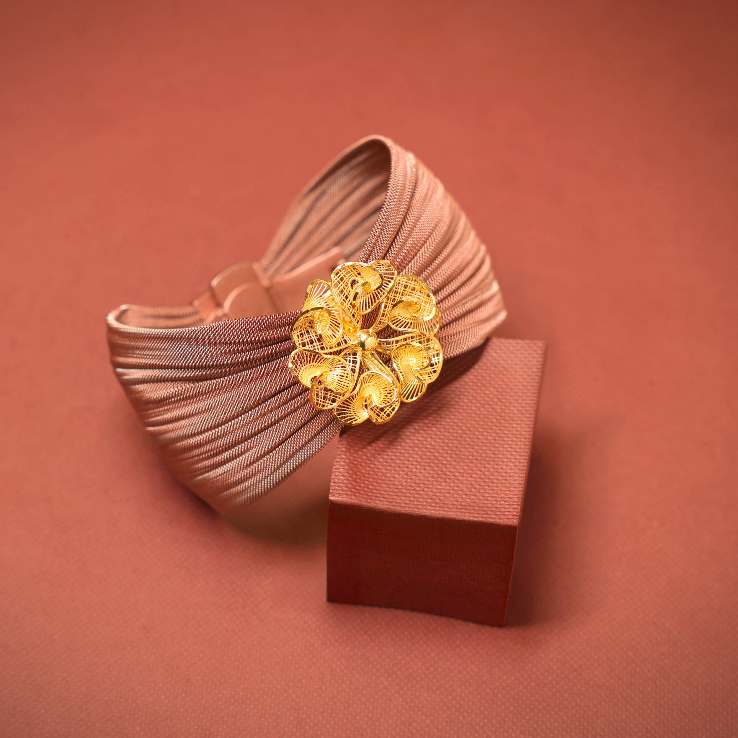 Mauve Mesh Artistry Gold Chur Bangle - Senco Gold and Diamonds