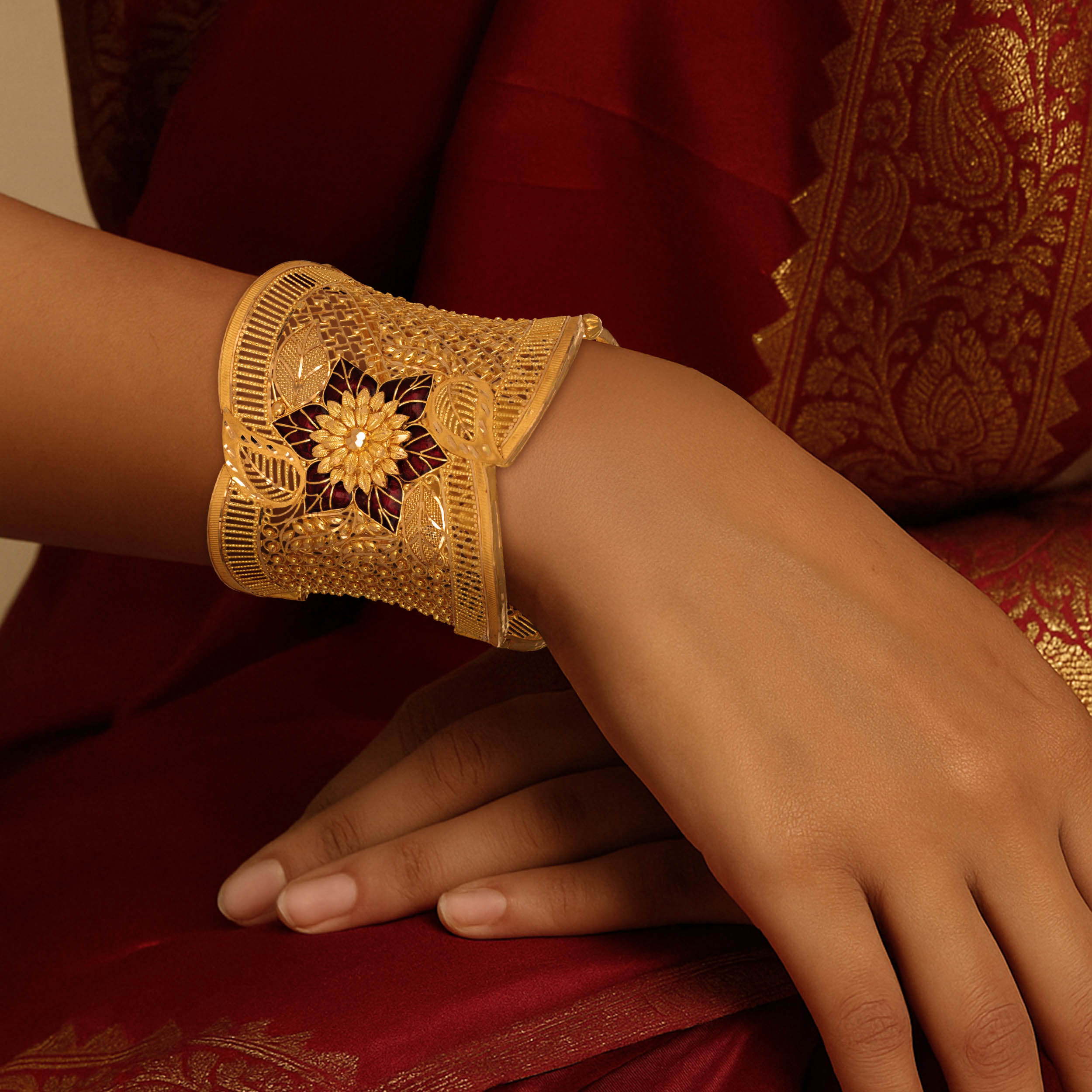 Grandeur Filigree Gold Chur Bangle - Senco Gold and Diamonds