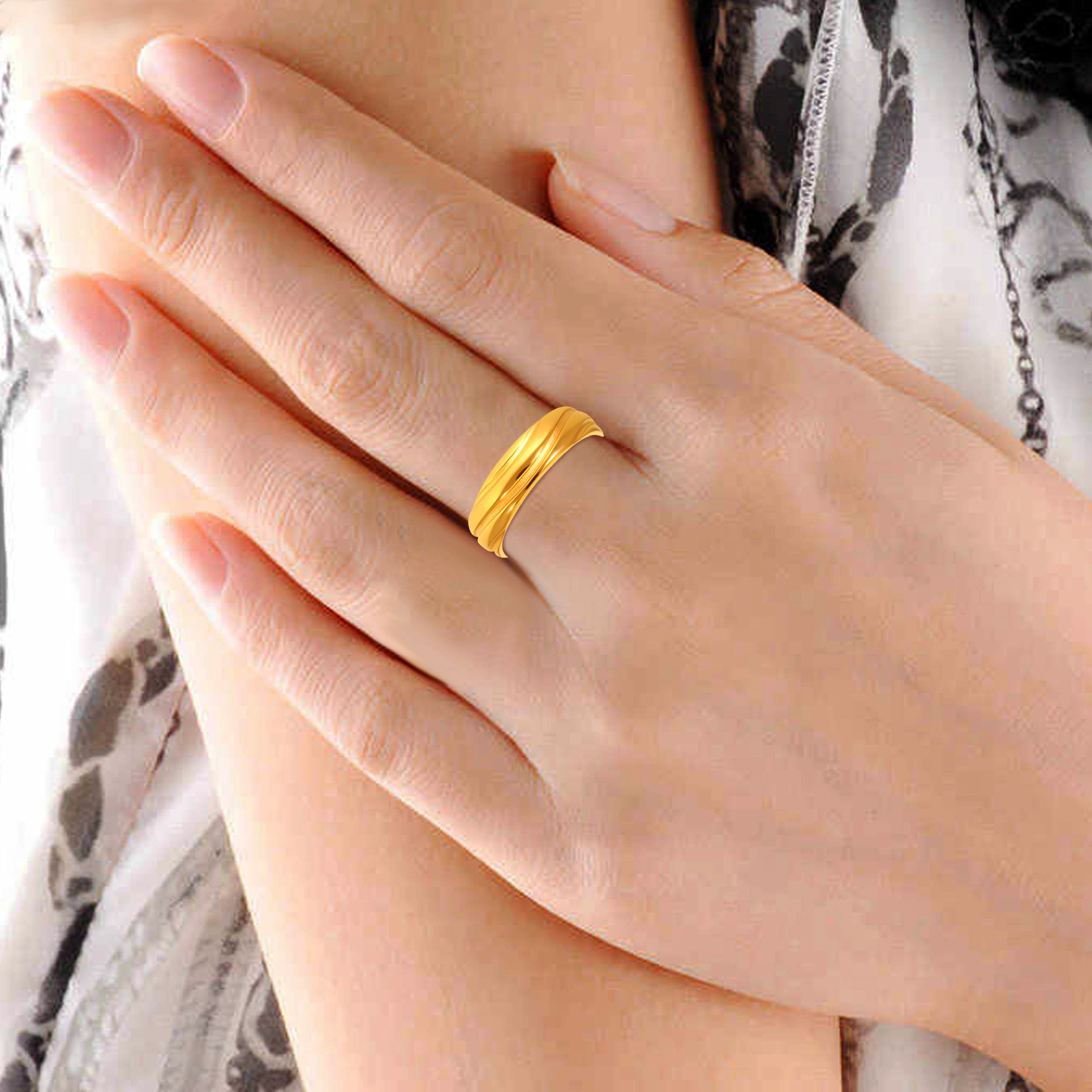 Gentle Curves Ladies Gold Ring - Senco Gold and Diamonds