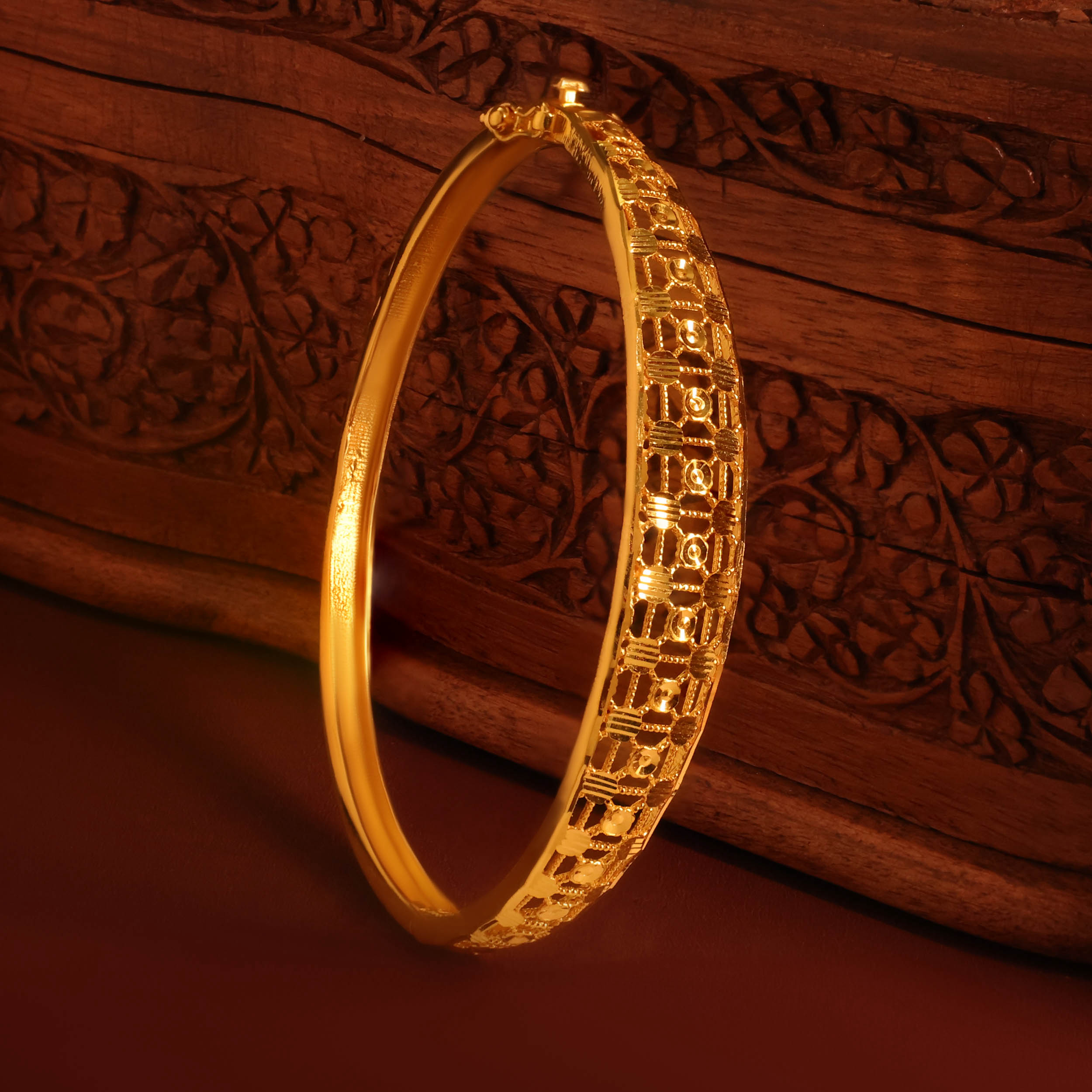 Artistic Lattice Detailed Gold Chur Bangle - Senco Gold and Diamonds