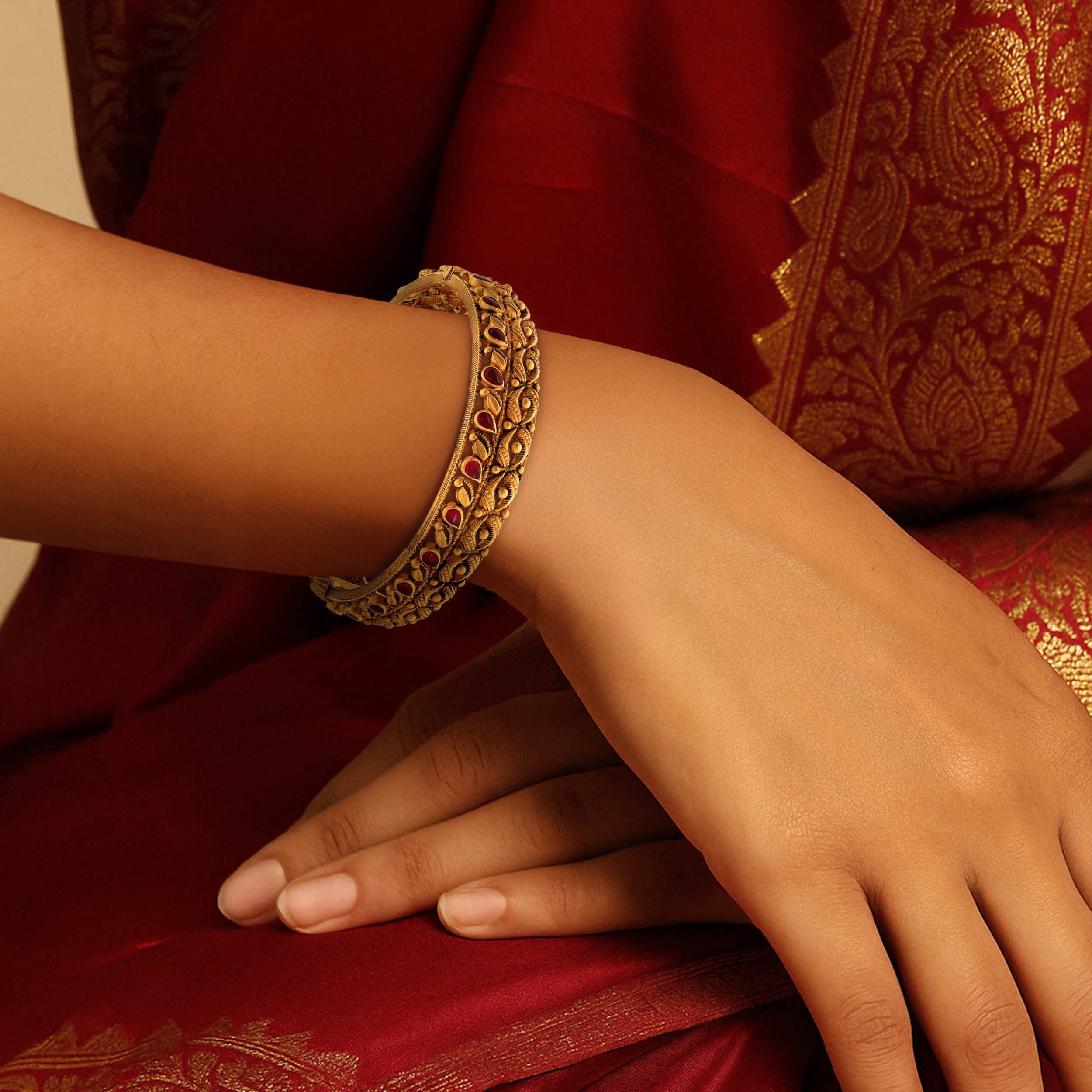 Vintage Radiance Gold Chur Bangle - Senco Gold and Diamonds