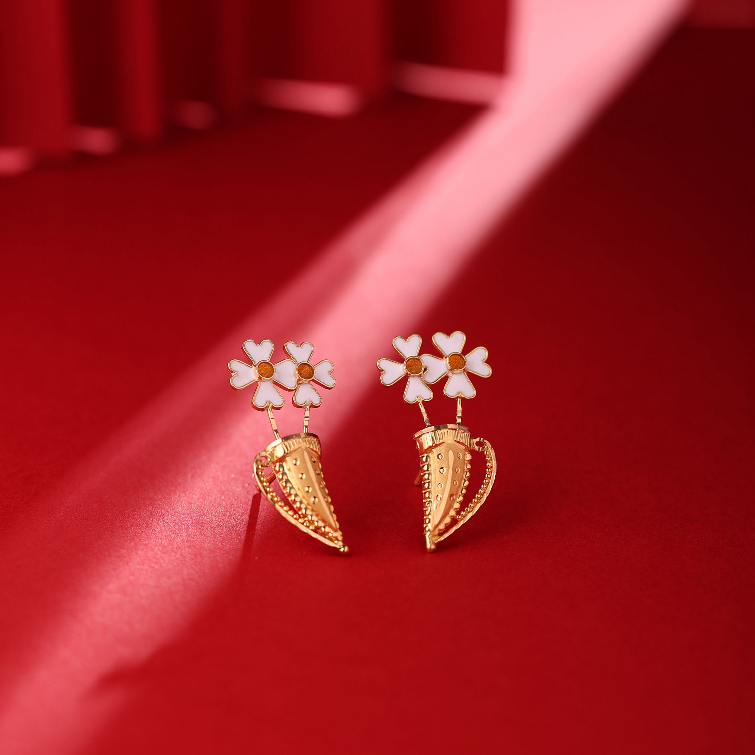 Pristine Shiuli Gold Studs - Senco Gold and Diamonds